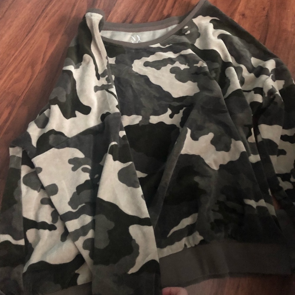 CAMO SWEATER